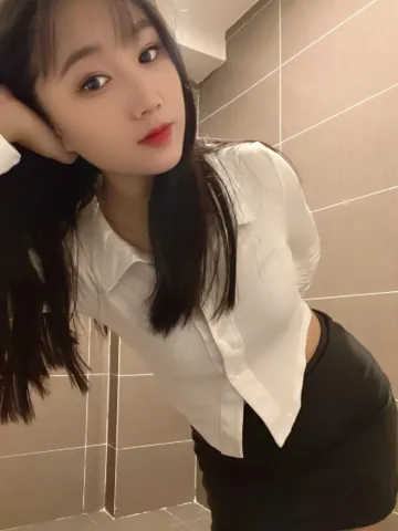 丰乳翘臀嫩妹子 照片2