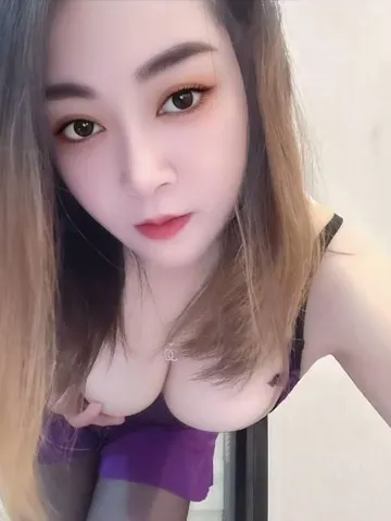 大奶榨精少妇