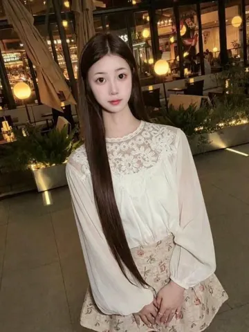 制服黑丝嫩妹 照片3
