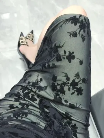 新疆美女黑丝大长腿 照片3