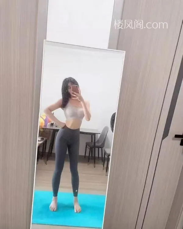 一字马瑜伽妹子