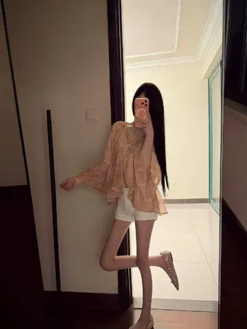 制服黑丝嫩妹 照片4