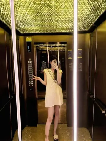 在校兼职大长腿美女 照片2