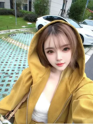 短发美胸白嫩兼职姐姐