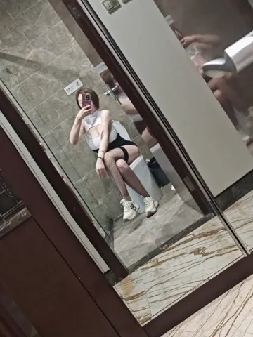 性感肤白小妖精