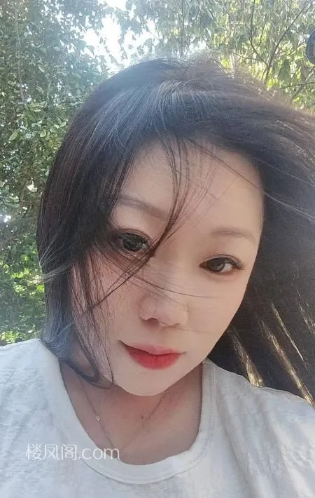丰满大胸风骚少妇 照片2