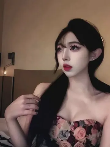 湖里水多翘臀嫩妹 照片2
