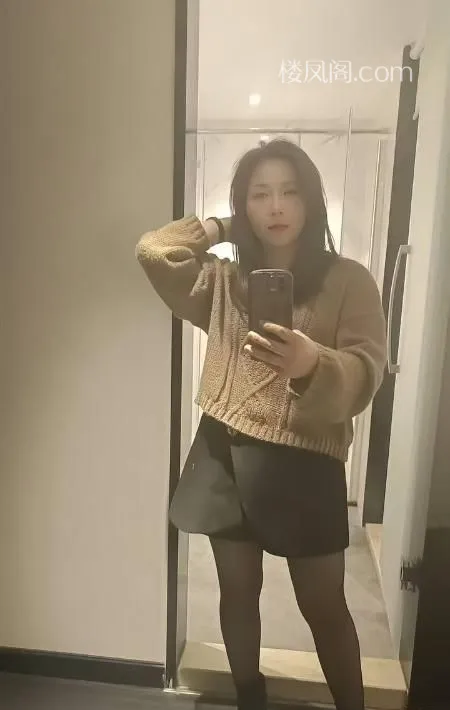 丰满黑丝骚少妇 照片3