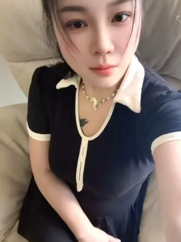 舌吻大胸欲女佳佳 照片2