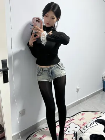 黑丝美腿奈奈 照片2