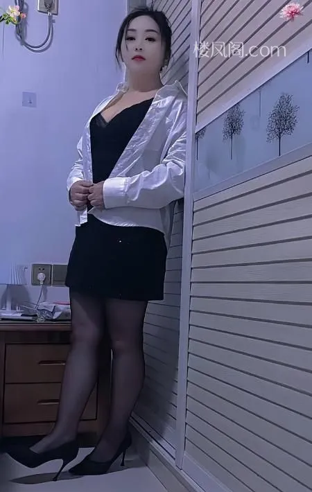 丰满黑丝骚少妇 照片2
