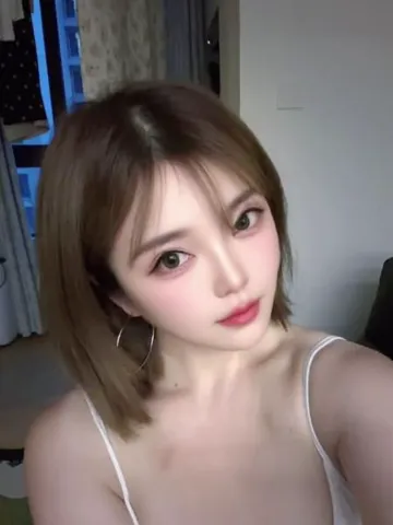 短发美胸白嫩兼职姐姐 照片3