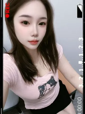 夹人的大胸美女