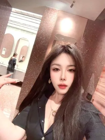 风骚反差完美身材御姐 照片2