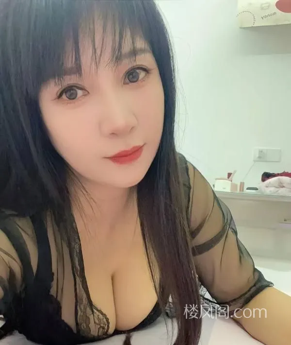 大奶黑丝诱惑熟女
